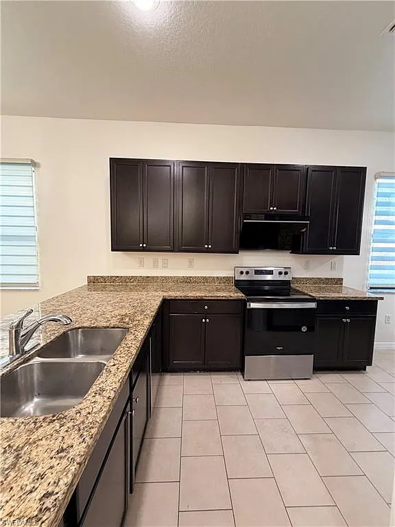 4 bed, 3.5 bath, 2260 sqft, $2,400 — Photo 2