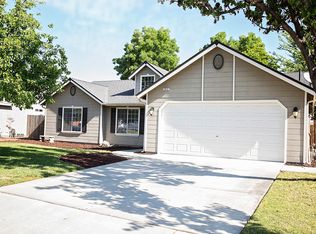 1012 W Saffron St, Hanford, CA 93230