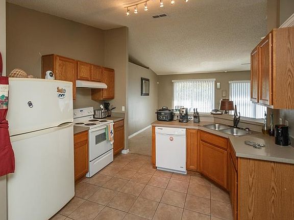 5th image of 2527 Scottville Ave