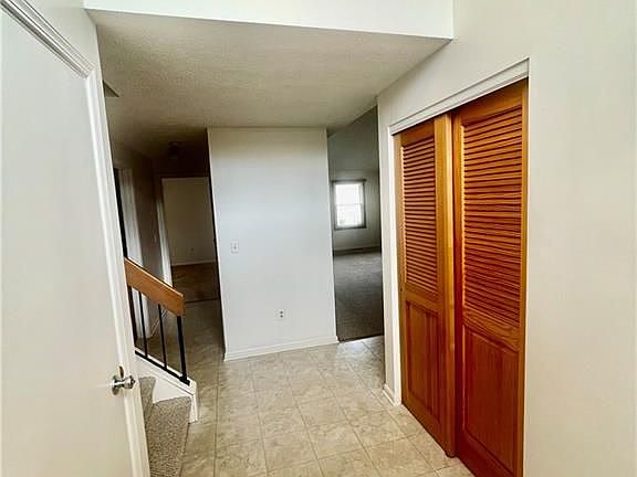 3rd image of 2 Daisy Ln