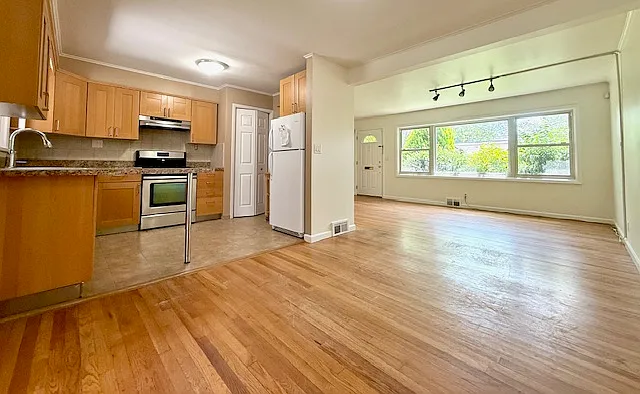 920 Eastlawn Dr — Photo 4