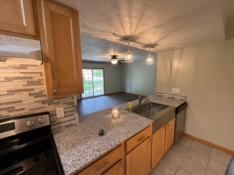 402 Prentice St — Photo 17