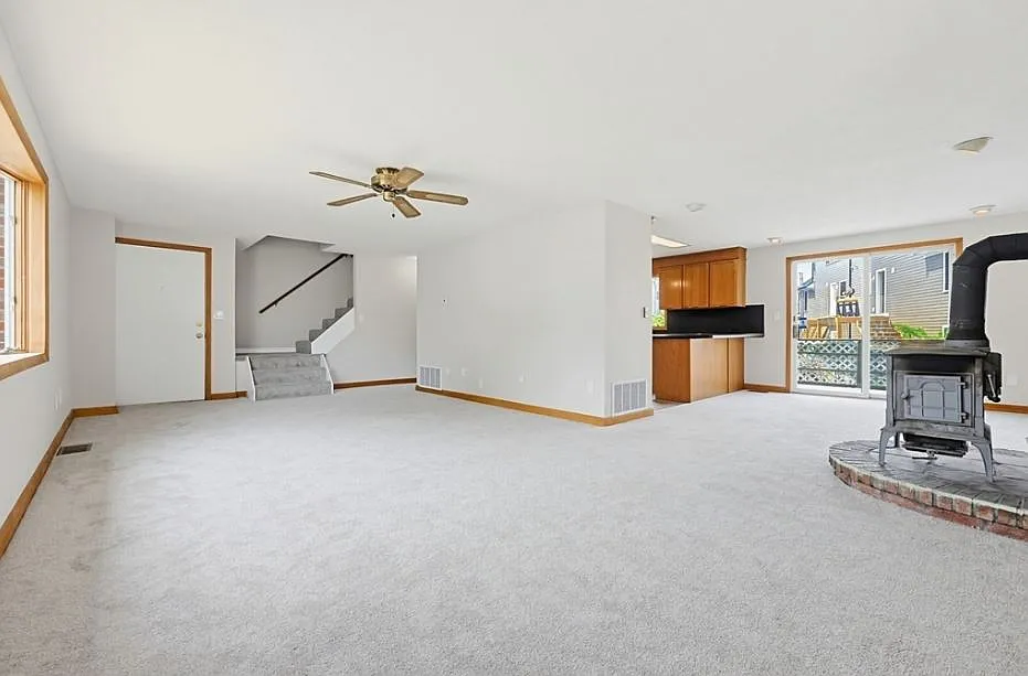 3 bed, 2.5 bath, 2490 sqft, $3,900 — Photo 3