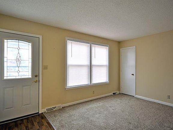 4th image of 174 Taft Dr