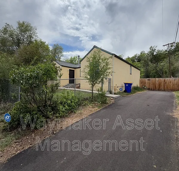 1230 N Chestnut St — Photo 2