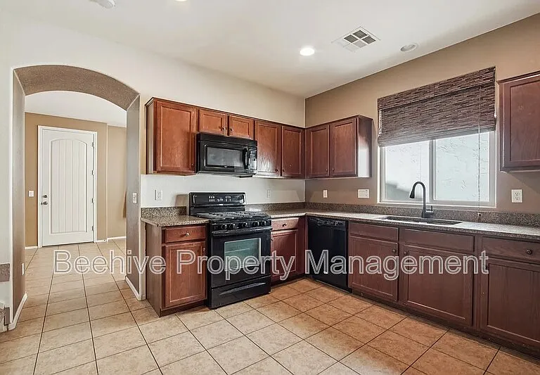 2947 N Evergreen St — Photo 2