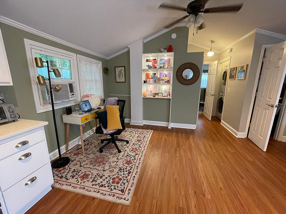 10 Foot Vaulted Ceiling's With Crown Molding