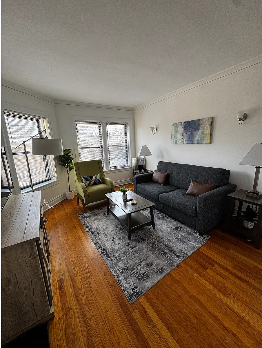 Building Photo - 1915 W Larchmont Ave #2