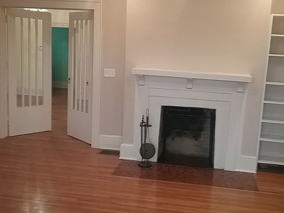 Living room working fireplac