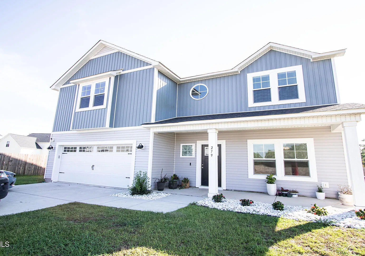 4 bed, 2.5 bath, 2830 sqft, $3,200 — Photo 2