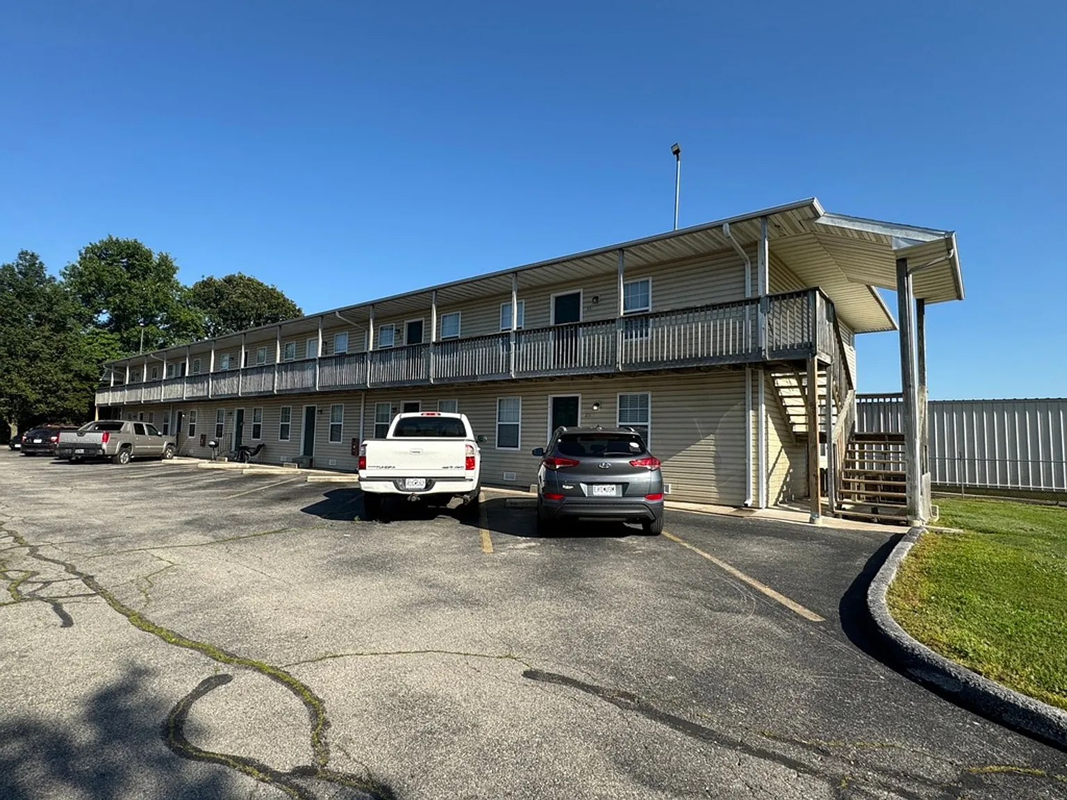 Bradford Terrace Apartments / 420 Britt Lane, RG — Photo 3
