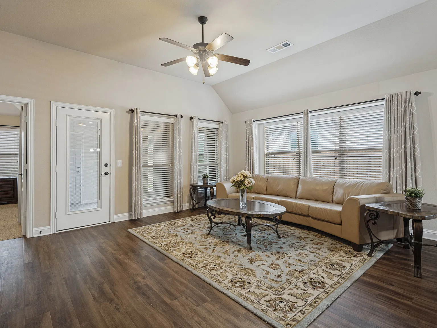 4 bed, 2095 sqft, $2,400 — Photo 2