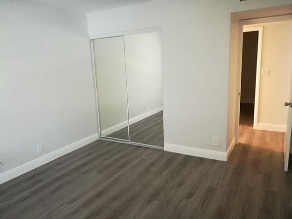 2nd image of 425 N Laurel Dr