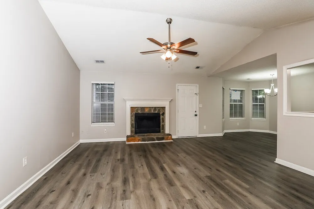 3 bed, 2.0 bath, 1382 sqft, $1,810 — Photo 4