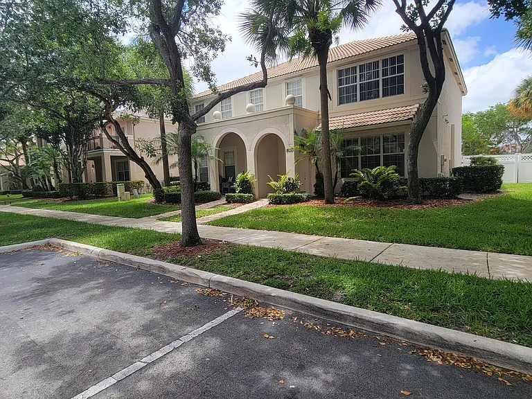 8033 Murano Cir — Photo 2