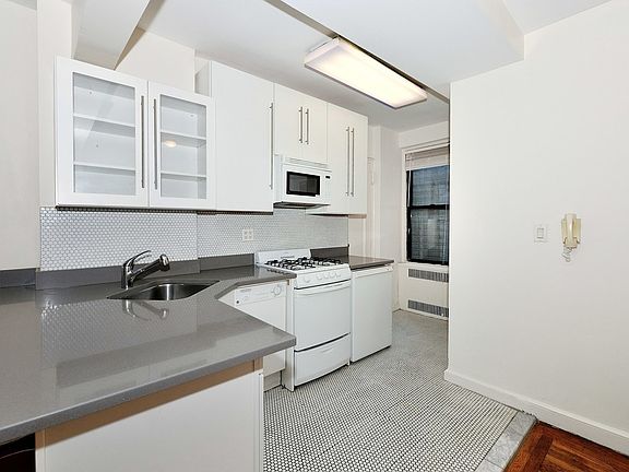 4th image of 350 E 54th St APT 4F