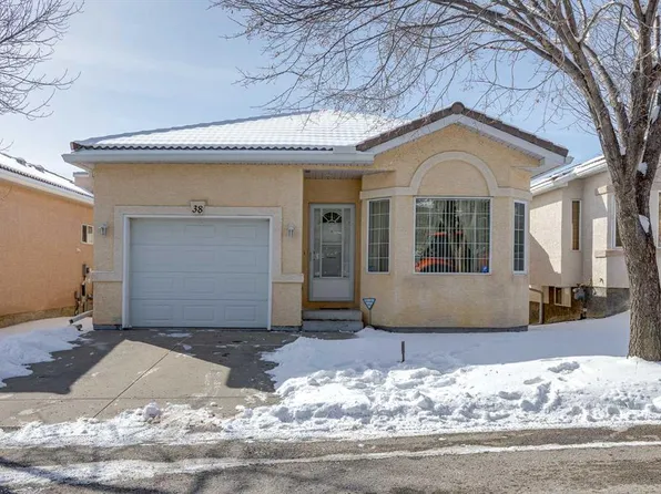 38 N Scimitar Cir NW, Calgary, AB T3L 2C8