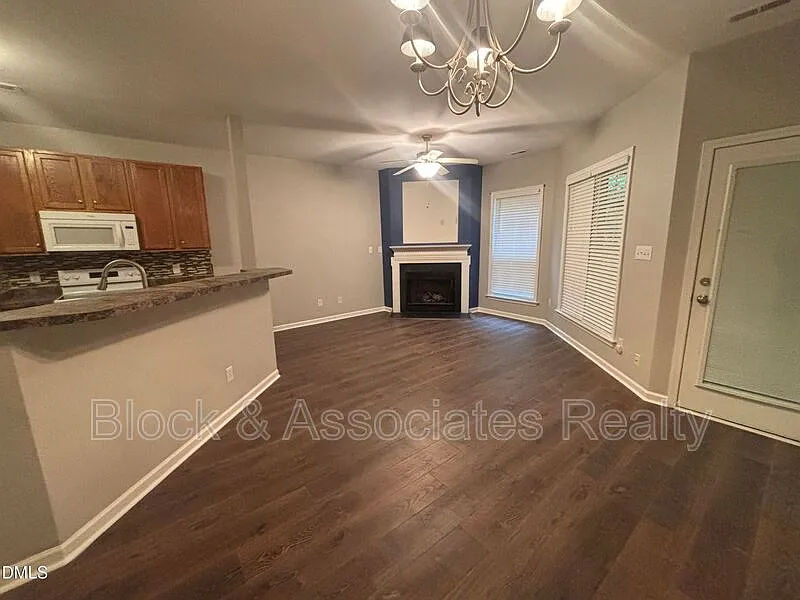 2 bed, 2.5 bath, 1420 sqft, $1,695 — Photo 2