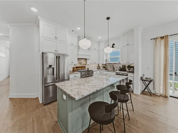 1019 N Main St, Bentonville, AR 72712