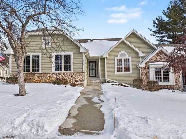 215 Endfield CIRCLE, Waukesha, WI 53186