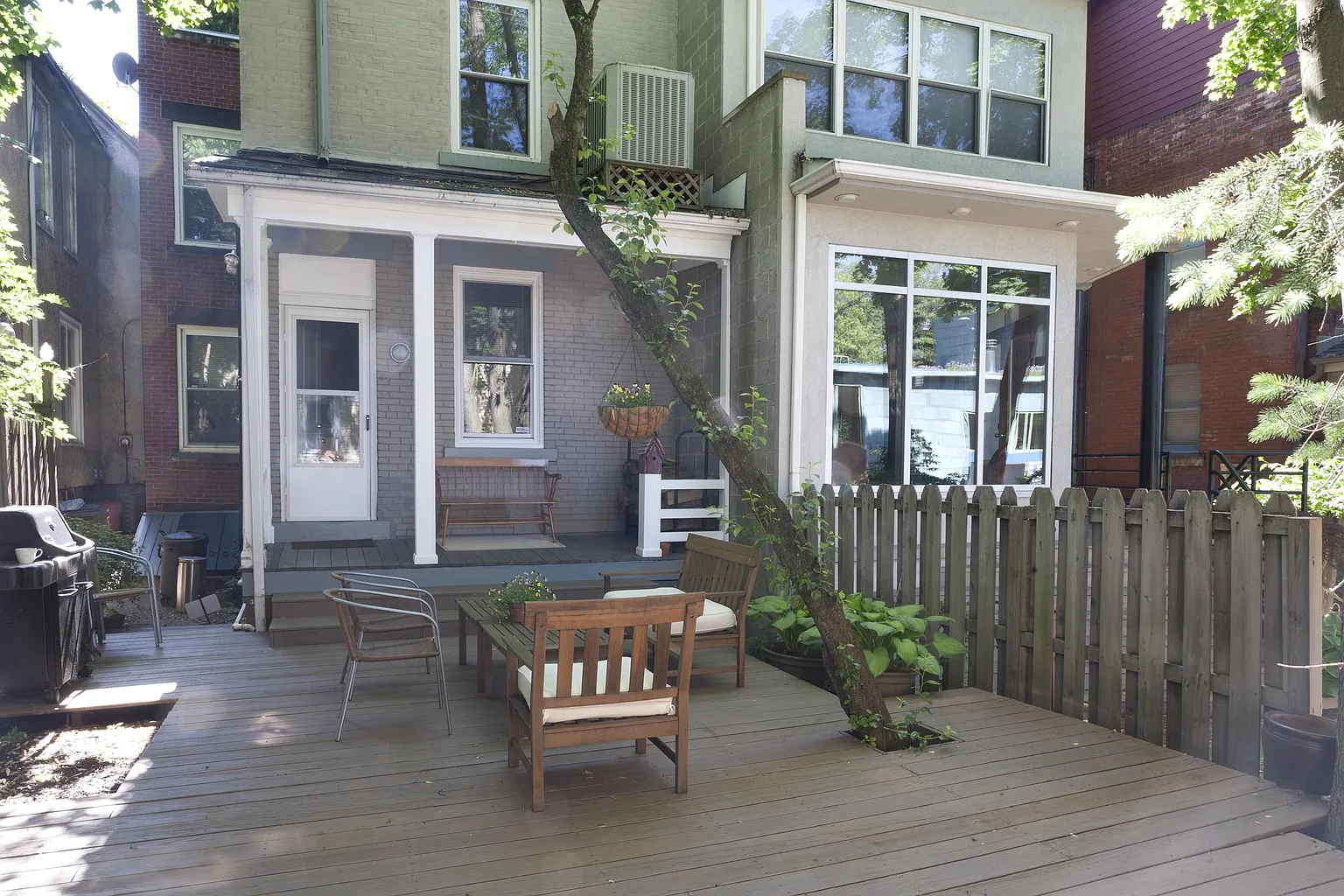 937 Saint James St photo 1