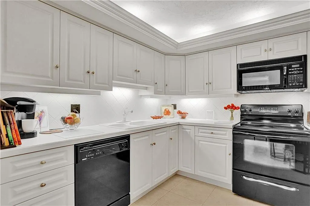 2 bed, 2.0 bath, 1400 sqft, $6,000 — Photo 2