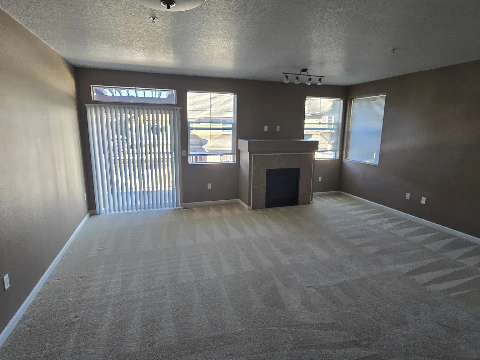 3 bed, 2.5 bath, 1382 sqft, $2,500 — Photo 4