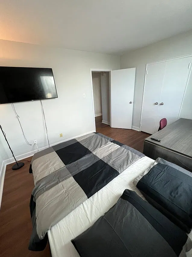 Deluxe Room - Davisville Avenue & Yonge Street — Photo 3