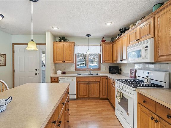 4th image of 566 Williamsburg Pl