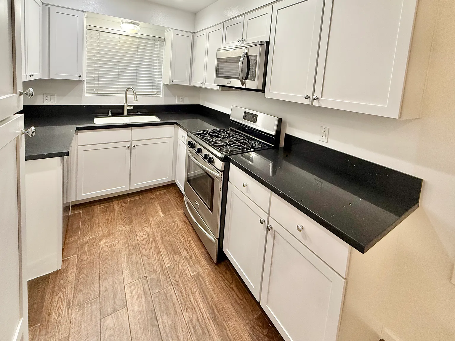 2 bed, 750 sqft, $3,200 — Photo 1