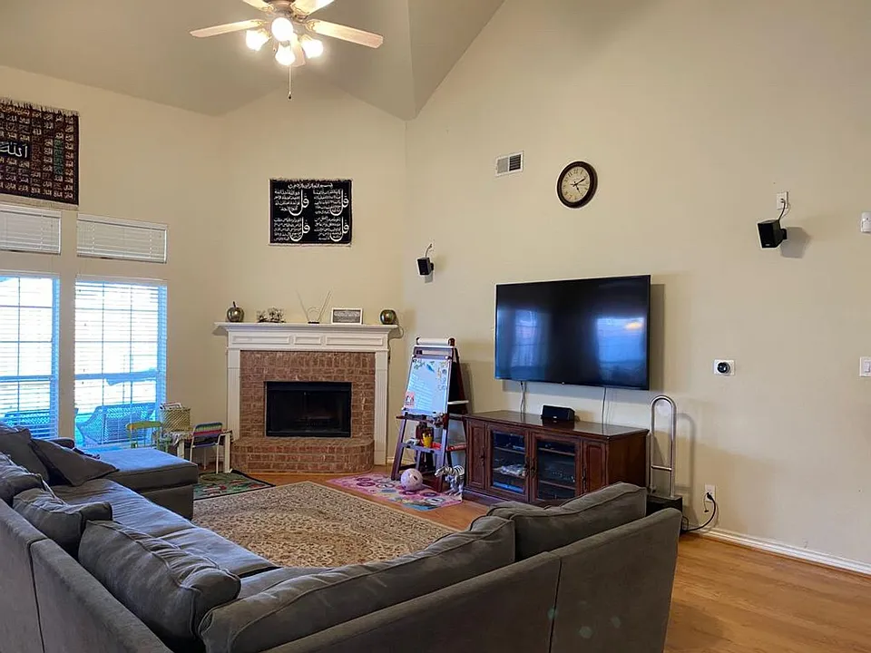 1012 Levant Ln