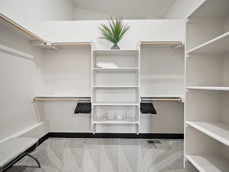 +2nd floor
+Primary bedroom
+King bed
+Attached bathroom
+Walk-in closet