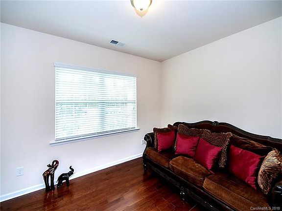 4th image of 8003 Kelburn Ln