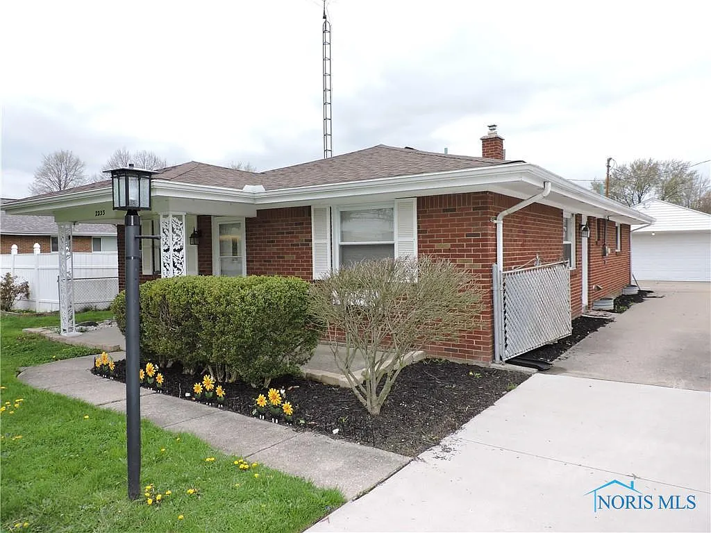 2233 Lehman Ave photo 1