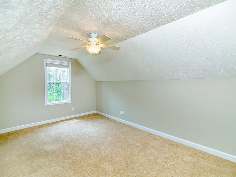 10 Hampshire Ln — Photo 33