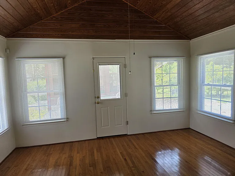 6300 White Cove Dr — Photo 4
