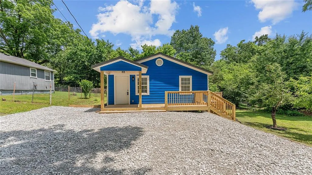3 bed, 2.0 bath, 912 sqft, $1,550 — Photo 1