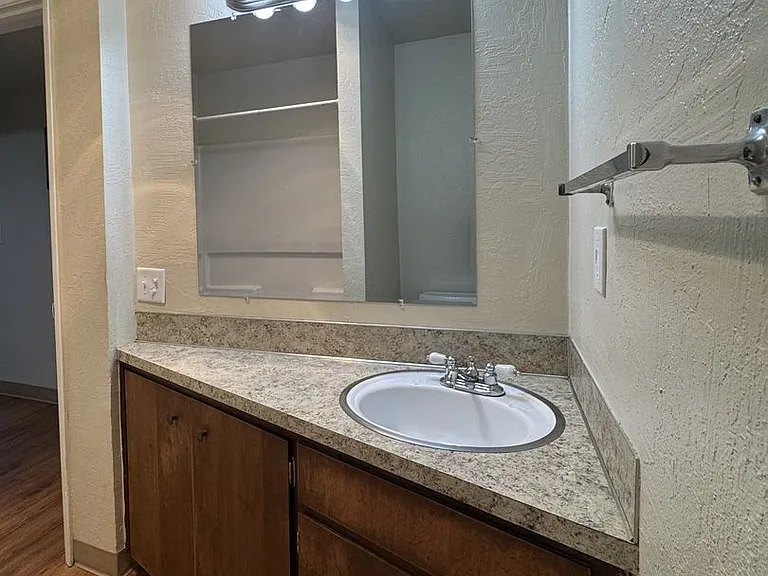 2705 Oak St #10 — Photo 3