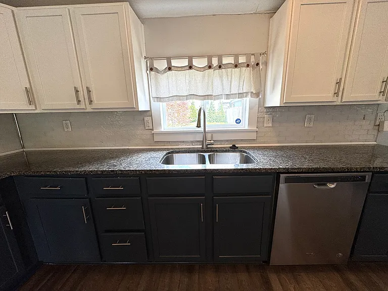 1242 Cottage Ave — Photo 9