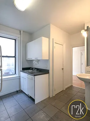 Rented by Realty 2000 Corp | media 2