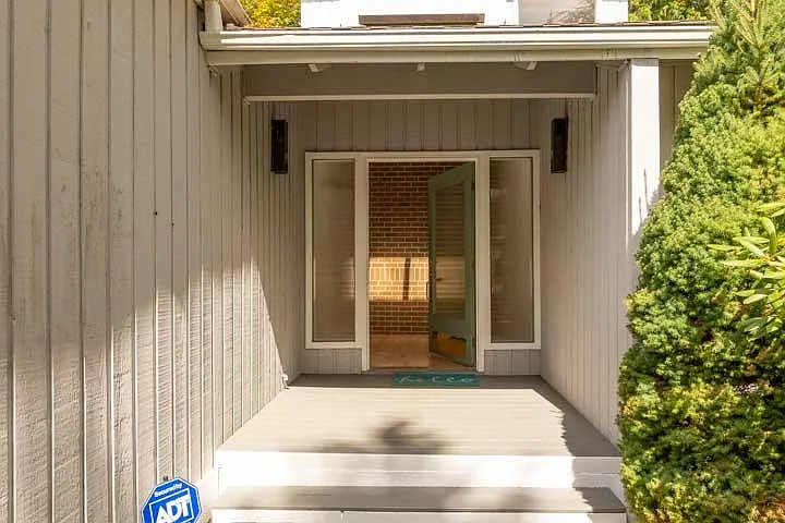 4 bed, 2.5 bath, 2180 sqft, $4,200 — Photo 4
