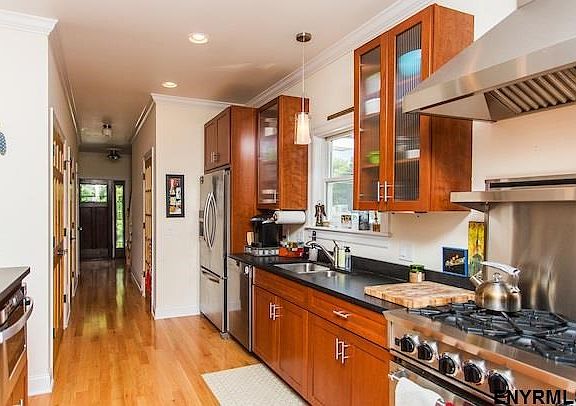 4th image of 129 Adams St