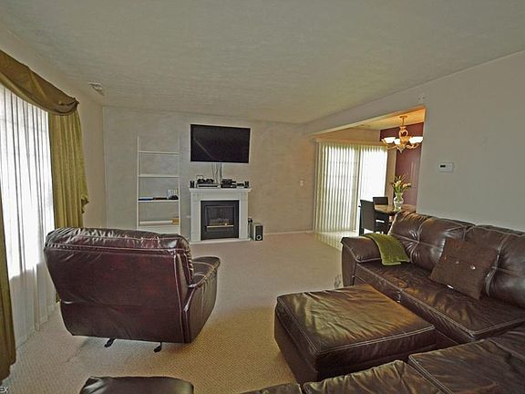 3rd image of 17 Firebush Ln