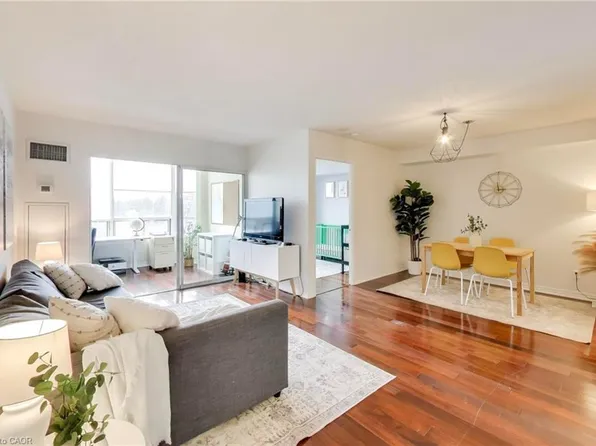 135 Hillcrest Ave #309, Mississauga, ON L5B 4B1