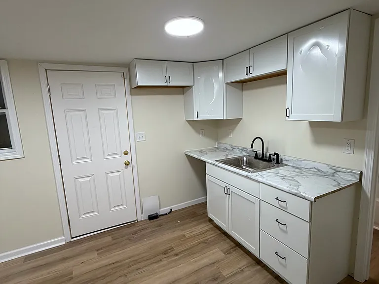 1109 W Hill St — Photo 8