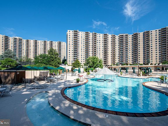 3rd image of 309 Yoakum Pkwy APT 1402