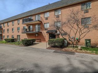1052 N Mill St APT 303, Naperville, IL 60563