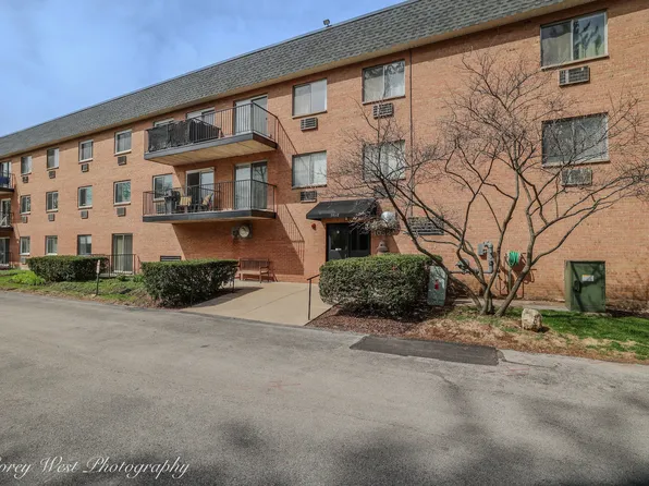 1052 N Mill St APT 303, Naperville, IL 60563