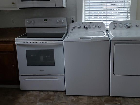 Kitchen - new oven, microwave & washer & dryer