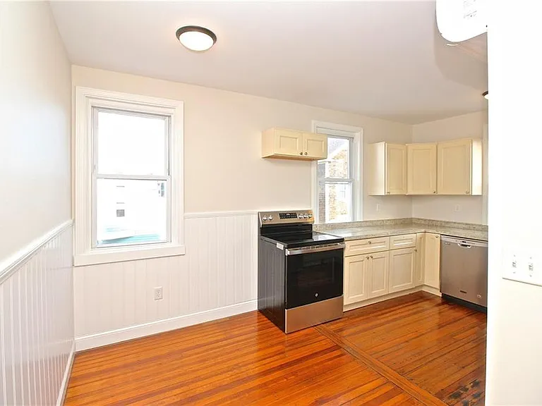 668 Thames St #2 — Photo 16